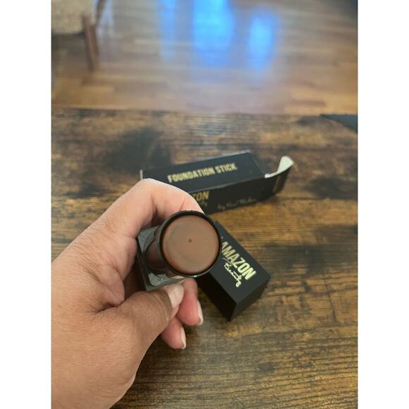 Glamazon by Kim Baker Second to None Foundation Stick Chocolate Mousse Compact - Picture 8 of 11